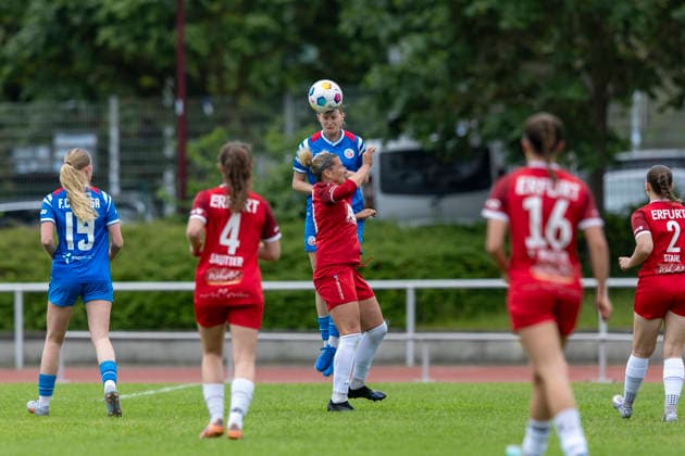 Regionalliga Nordost Frauen: F.C. Hansa Rostock vs. 1. FFV Erfurt; Rostock; 31.05.2026 Marie Schröter ( 14; F.C. Hansa Rostock) gegen Mandy Uhl ( 18; 1. FFV Erfurt) Regionalliga Nordost Frauen: F.C. Hansa Rostock vs. 1. FFV Erfurt; Sportforum Leichtathletikstadion Rostock; 31.05.2026 Copyright: xBEAUTIFULxSPORTS Duehringx