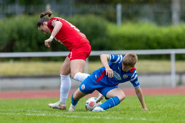 Regionalliga Nordost Frauen: F.C. Hansa Rostock vs. 1. FFV Erfurt; Rostock; 31.05.2026 Emily Nüßner ( 13; 1. FFV Erfurt) gegen Celine Hanto ( 18; F.C. Hansa Rostock) Regionalliga Nordost Frauen: F.C. Hansa Rostock vs. 1. FFV Erfurt; Sportforum Leichtathletikstadion Rostock; 31.05.2026 Copyright: xBEAUTIFULxSPORTS Duehringx