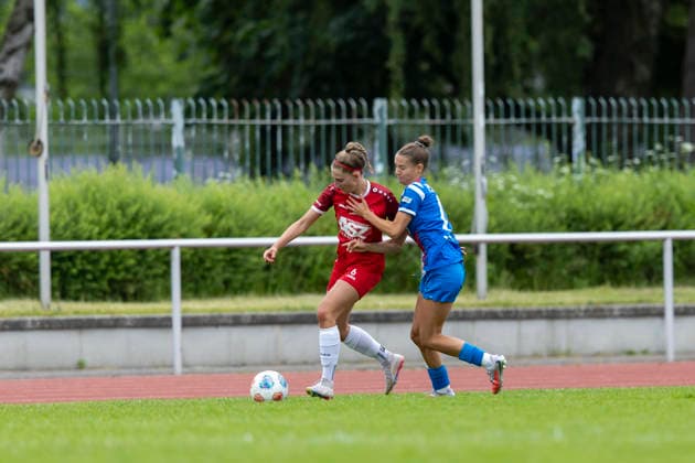 Regionalliga Nordost Frauen: F.C. Hansa Rostock vs. 1. FFV Erfurt; Rostock; 31.05.2026 Luisa Preißel ( 6; 1. FFV Erfurt) gegen Ella Brunsendorf ( 17; F.C. Hansa Rostock) Regionalliga Nordost Frauen: F.C. Hansa Rostock vs. 1. FFV Erfurt; Sportforum Leichtathletikstadion Rostock; 31.05.2026 Copyright: xBEAUTIFULxSPORTS Duehringx