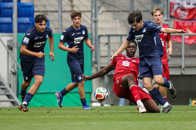 31.05.2026, xhettx, Fussball DM A-Junioren , TSG 1899 Hoffenheim - 1. FC Köln v.l. Miguel Poyatos (TSG Hoffenheim U19, 16) setzt sich durch (DFL DFB REGULATIONS PROHIBIT ANY USE OF PHOTOGRAPHS as IMAGE SEQUENCES and or QUASI-VIDEO)