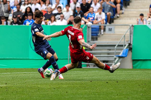 31.05.2026, xhettx, Fussball DM A-Junioren , TSG 1899 Hoffenheim - 1. FC Köln v.l. David Creta (TSG Hoffenheim U19, 14) mit dem schuss und Luis Magnus Stapelmann (1 FC Köln U19, 4) versucht zu blocken (DFL DFB REGULATIONS PROHIBIT ANY USE OF PHOTOGRAPHS as IMAGE SEQUENCES and or QUASI-VIDEO)