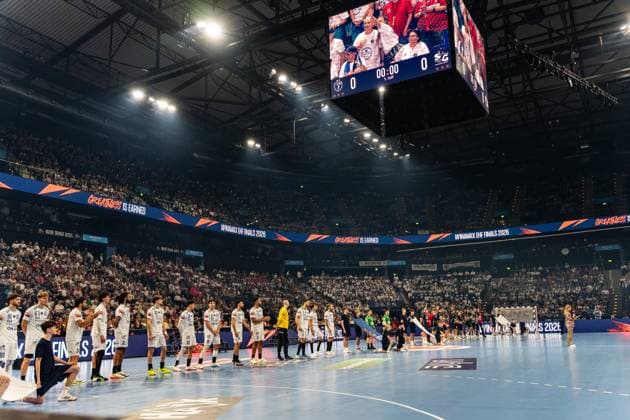 Beide Teams stehen zur Hymne aufgereiht auf dem Spielfeld der ausverkauften Arena beim Winamax EHF Finals 2026. Die Anzeigetafel zeigt 0:0 bei 00:00 in der 1. Halbzeit. Mannschaftsaufstellung vor dem Anpfiff beim EHF Finals 2026 Copyright: xPhilippHeistx