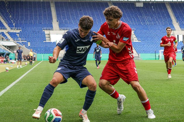 31.05.2026, xhettx, Fussball DM A-Junioren , TSG 1899 Hoffenheim - 1. FC Köln v.l. Matthew Alexander Moore (TSG Hoffenheim U19, 8) blockt den Ball (DFL DFB REGULATIONS PROHIBIT ANY USE OF PHOTOGRAPHS as IMAGE SEQUENCES and or QUASI-VIDEO)