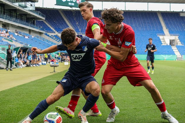 31.05.2026, xhettx, Fussball DM A-Junioren , TSG 1899 Hoffenheim - 1. FC Köln v.l. Matthew Alexander Moore (TSG Hoffenheim U19, 8) blockt den Ball (DFL DFB REGULATIONS PROHIBIT ANY USE OF PHOTOGRAPHS as IMAGE SEQUENCES and or QUASI-VIDEO)