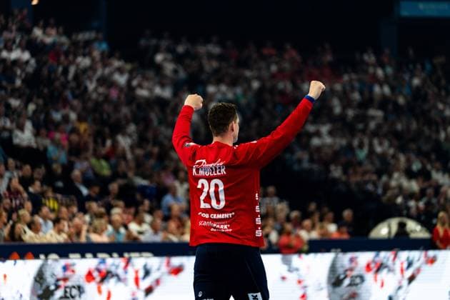 Torwart Kevin Moller ( 20; SG Flensburg-Handewitt) reißt beide Fäuste in die Höhe und feiert eine Parade vor ausverkauftem Haus. Der Name K. Moller ist auf dem roten Torwarttrikot gut lesbar. Kevin Moller ( 20; SG Flensburg-Handewitt) jubelt vor vollem Publikum Copyright: xPhilippHeistx