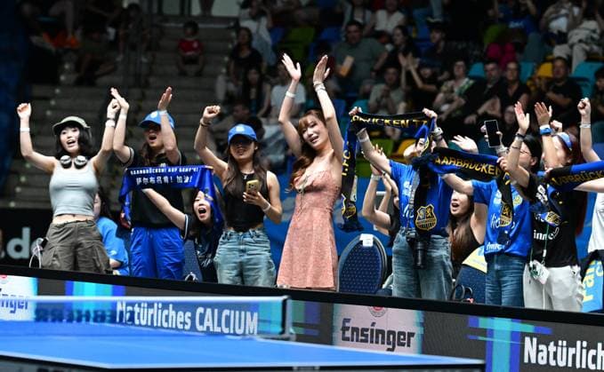 RECORD DATE NOT STATED Chinas Saarbrücken-Fans im Finale des TTBL Final Four in Frankfurt. Chinas weibliche Fans des 1. FC Saarbrücken-TT jubeln in der ersten Reihe im Finale gegen Borussia Düsseldorf beim TTBL Final Four in Frankfurt am Main in der Süwag Energie Arena am 31. Mai 2026. Frankfurt am Main Hessen Germany