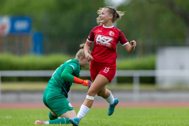 Regionalliga Nordost Frauen: F.C. Hansa Rostock vs. 1. FFV Erfurt; Rostock; 31.05.2026 0:1 durch Kira Hasenbein ( 15; 1. FFV Erfurt) gegen Anna Thiele ( 1; F.C. Hansa Rostock) Regionalliga Nordost Frauen: F.C. Hansa Rostock vs. 1. FFV Erfurt; Sportforum Leichtathletikstadion Rostock; 31.05.2026 Copyright: xBEAUTIFULxSPORTS Duehringx