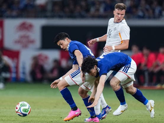 (260531) -- TOKYO, May 31, 2026 -- Endo Wataru (L) and Tanaka Ao (down) of Japan vie for the ball during a friendly football match between Japan and Iceland in Tokyo, Japan, on May 31, 2026. ) (SP)JAPAN-TOKYO-FOOTBALL-FRIENDLY-JAPAN VS ICELAND JiaxHaocheng 