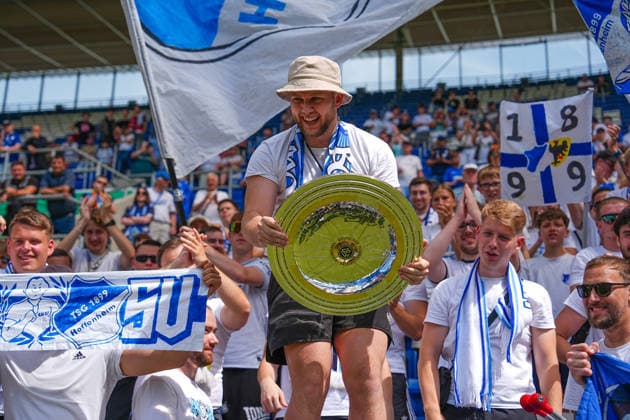 31.05.2026, xydrx, Herren, Fußball, U19 DFB-Nachwuchsliga, Finale, TSG 1899 Hoffenheim - 1.FC Köln, Saison 2025 2026, PreZero Arena: Fans der TSG 1899 Hoffenheim bejubeln den Sieg im Finale der U19 DFB-Nachwuchsliga der Trophäe DFB regulations prohibit any use of photographs as image sequences and or quasi-video. Copyright: HMBxMedia YannisxDreimann