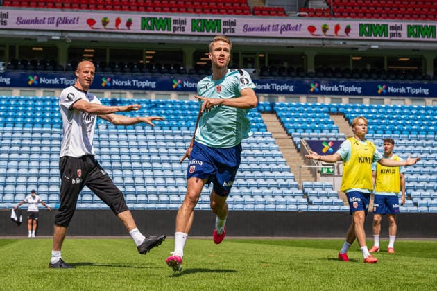260531 Player manager Brede Hangeland and Kristoffer Ajer of the Norwegian national football team during a training session on May 31, 2026 in Oslo. Photo: Vegard Grott BILDBYRAN kod VG VG0931 bbeng fotball football soccer fotboll FIFA World Cup, WM, Weltmeisterschaft, Fussball vm fotball-vm norge norway trening träning training practice precamp pre-camp Copyright: VEGARDxGRoTT BB260531VG015