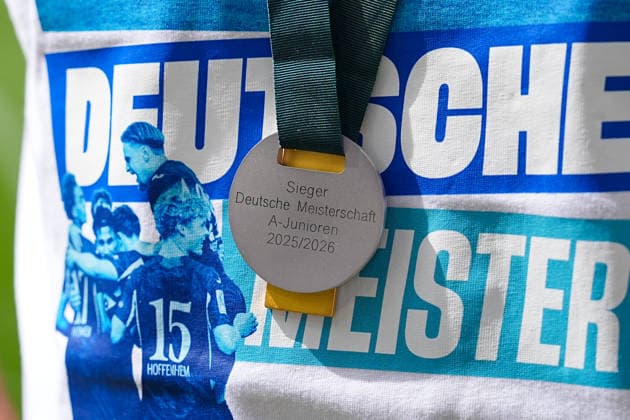 31.05.2026, xydrx, Herren, Fußball, U19 DFB-Nachwuchsliga, Finale, TSG 1899 Hoffenheim - 1.FC Köln, Saison 2025 2026, PreZero Arena: Nahaufnahme der Sieger Medalie DFB regulations prohibit any use of photographs as image sequences and or quasi-video. Copyright: HMBxMedia YannisxDreimann