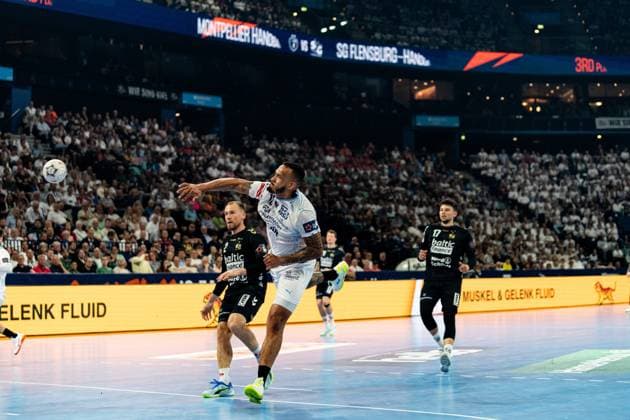 Rogério Moraes Ferreira ( 13; Montpellier HB) springt zum Wurf und hat den Ball bereits abgegeben, während Marko Grgi? ( 17; SG Flensburg Handewitt) im Hintergrund beobachtet. Ein Flensburger Abwehrspieler ( 2; SG Flensburg Handewitt) versucht den Angriff zu stoppen. Rogério Moraes Ferreira ( 13; Montpellier HB) beim Wurf gegen SG Flensburg Handewitt Copyright: xPhilippHeistx