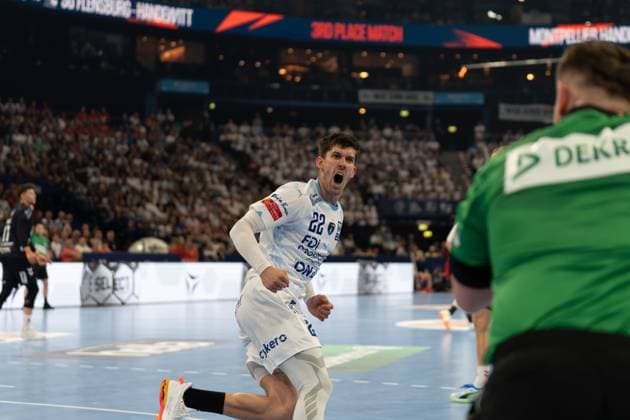 Benjamin Richert ( 22; Montpellier HB) reißt den Mund auf und jubelt ausgelassen auf dem Spielfeld. Im Hintergrund ist ein Spieler der SG Flensburg-Handewitt zu sehen, rechts im Bild der Torwart von Flensburg im grünen Trikot. Benjamin Richert ( 22; Montpellier HB) jubelt beim 3rd Place Match Copyright: xPhilippHeistx