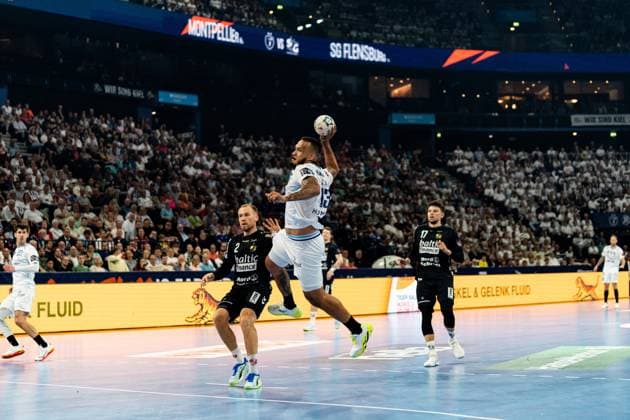 Rogerio Moraes Ferreira ( 13; Montpellier HB) springt mit dem Ball in der Hand zum Wurf, während Simon Pytlick ( 2; SG Flensburg Handewitt) und Marko Grgi? ( 17; SG Flensburg Handewitt) in der Abwehr stehen. Das Spiel findet vor ausverkauftem Haus statt, die Anzeigetafel zeigt Montpellier HB gegen SG Flensburg Handewitt. Rogerio Moraes Ferreira ( 13; Montpellier HB) springt zum Wurf gegen SG Flensburg Handewitt Copyright: xPhilippHeistx