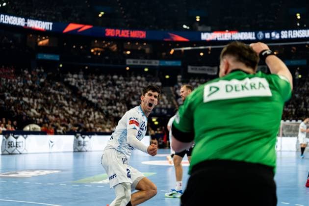 Benjamin Richert ( 22; Montpellier HB) reißt die Faust nach vorne und jubelt lautstark auf dem Spielfeld. Im Hintergrund ist ein Spieler der SG Flensburg-Handewitt zu sehen, im Vordergrund ein Schiedsrichter mit grünem Trikot. Benjamin Richert ( 22; Montpellier HB) jubelt beim 3rd Place Match Copyright: xPhilippHeistx