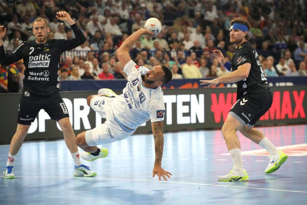 photo : Rogerio Ferreira MORAES (Montpellier) wirft gegen Simon Pytlick (links , Flensburg) und Johannes Golla Handball Herren am So. 31.05.2026 Mens EHF European League , Final Four in Hamburg SG Flensburg - Montpellier HB Spiel um Platz 3