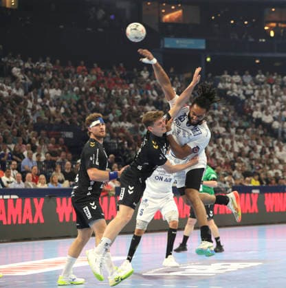 photo : Torwurf von .... Hugo Bryan MONTE dos SANTOS gegen Novak (Flensburg) Handball Herren am So. 31.05.2026 Mens EHF European League , Final Four in Hamburg SG Flensburg - Montpellier HB Spiel um Platz 3