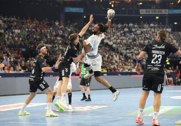 photo : Torwurf von .... Hugo Bryan MONTE dos SANTOS gegen Novak (Flensburg) Handball Herren am So. 31.05.2026 Mens EHF European League , Final Four in Hamburg SG Flensburg - Montpellier HB Spiel um Platz 3