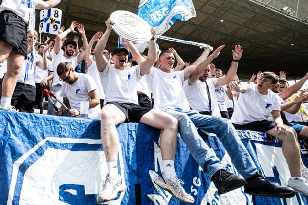 U19-DFB-Nachwuchsliga A, 2025 2026, Finale: TSG Hoffenheim U19 - 1. FC Köln U19; 31.05.2026 Fans von TSG 1899 Hoffenheim U19 mit der Meisterschale. U19-DFB-Nachwuchsliga A, 2025 2026, Finale: TSG Hoffenheim U19 - 1. FC Köln U19; PreZero Arena, Sinsheim; 31.05.2026 DFB regulations prohibit any use of photographs as image sequences and or quasi video. Copyright: xBEAUTIFULxSPORTS Buriakovx