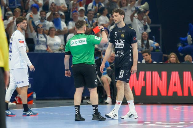 31.05.2026 ,xgox, Handball - Handball - EHF European League, Spiel um Platz 3 Montpellier Handball - SG Flensburg-Handewitt emspor, v.l. Rote Karte, Platzverweis, sent off gegen Niclas Kirkelokke (Kirkelökke, Flensburg, 5) Hamburg