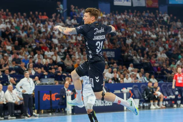 31.05.2026 ,xgox, Handball - Handball - EHF European League, Spiel um Platz 3 Montpellier Handball - SG Flensburg-Handewitt emspor, v.l. Emil Jakobsen (Flensburg, 31) wirft Tor, Torschuetze, erzielt Tor, Treffer, scores the goal Hamburg