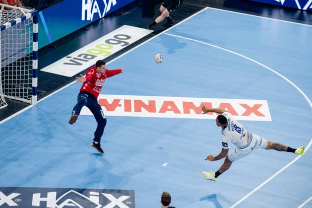 Hamburg, 31.05.2026, Handball, Herren, EHF European League Men 2025 26, Spiel um Platz 3, Montpellier HB - SG Flensburg-Handewitt Arthur Lenne (Montpellier Handball, 19) beim Torwurf gegen Kevin Moller (SG Flensburg-Handewitt, 20)