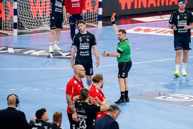 Hamburg, 31.05.2026, Handball, Herren, EHF European League Men 2025 26, Spiel um Platz 3, Montpellier HB - SG Flensburg-Handewitt Rote Karte für Niclas Kirkelokke (SG Flensburg-Handewitt, 5)