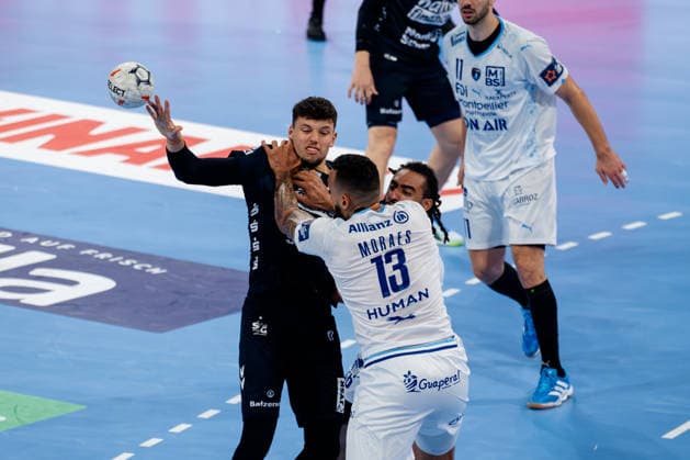 Hamburg, 31.05.2026, Handball, Herren, EHF European League Men 2025 26, Spiel um Platz 3, Montpellier HB - SG Flensburg-Handewitt Marko Grgic (SG Flensburg-Handewitt, 17) im Zweikampf mit Rogerio Moraes (Montpellier Handball, 13)