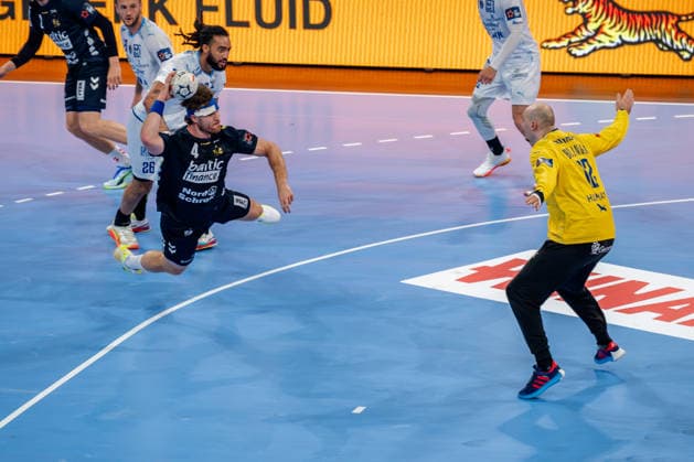 Hamburg, 31.05.2026, Handball, Herren, EHF European League Men 2025 26, Spiel um Platz 3, Montpellier HB - SG Flensburg-Handewitt Johannes Golla (SG Flensburg-Handewitt, 4) beim Torwurf gegen Charles Bolzinger (Montpellier Handball, 12)