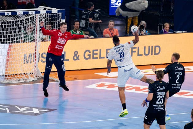 Hamburg, 31.05.2026, Handball, Herren, EHF European League Men 2025 26, Spiel um Platz 3, Montpellier HB - SG Flensburg-Handewitt Rogerio Moraes (Montpellier Handball, 13) beim Torwurf gegen Kevin Moller (SG Flensburg-Handewitt, 20)