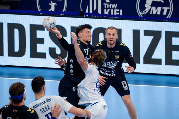 Hamburg, 31.05.2026, Handball, Herren, EHF European League Men 2025 26, Spiel um Platz 3, Montpellier HB - SG Flensburg-Handewitt Marko Grgic (SG Flensburg-Handewitt, 17) im Zweikampf mit Valentin Porte (Montpellier Handball, 28)