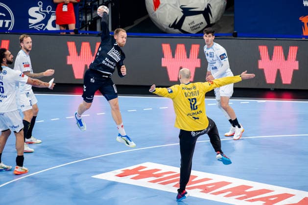Hamburg, 31.05.2026, Handball, Herren, EHF European League Men 2025 26, Spiel um Platz 3, Montpellier HB - SG Flensburg-Handewitt Simon Pytlick (SG Flensburg-Handewitt, 2) beim Torwurf Charles Bolzinger (Montpellier Handball, 12)