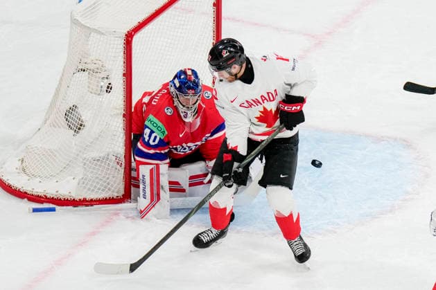 ZURICH, SWITZERLAND - MAY 31: Gabriel Vilardi of Canada try to disturb goalkeeper Henrik Haukeland of Norway L) during the 2026 IIHF Ice hockey, Eishockey World Championship, WM, Weltmeisterschaft Switzerland Bronze medal game between Canada and Norway at Swiss Life Arena on May 31, 2026 in Zurich, Zurich. Zurich Swiss Life Arena Zurich Switzerland Copyright: xJustPictures.ch JarixPestelaccix jp-en-EuSpIm-JP6_JAR_Canada_Norway_31May2026_00035