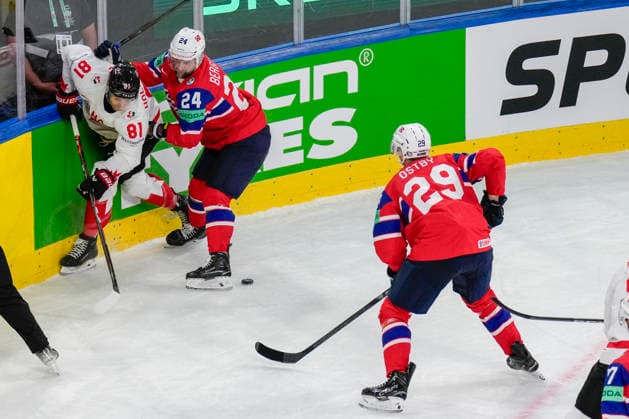 ZURICH, SWITZERLAND - MAY 31: Dylan Holloway of Canada L) against Jacob Berglund of Norway C) and Kristian Ostby of Norway R) during the 2026 IIHF Ice hockey, Eishockey World Championship, WM, Weltmeisterschaft Switzerland Bronze medal game between Canada and Norway at Swiss Life Arena on May 31, 2026 in Zurich, Zurich. Zurich Swiss Life Arena Zurich Switzerland Copyright: xJustPictures.ch JarixPestelaccix jp-en-EuSpIm-JP6_JAR_Canada_Norway_31May2026_00039
