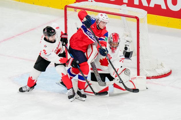 ZURICH, SWITZERLAND - MAY 31: Noah Steen of Norway C) deflect a puck just in front of goalkeeper Jet Greaves of Canada R) during the 2026 IIHF Ice hockey, Eishockey World Championship, WM, Weltmeisterschaft Switzerland Bronze medal game between Canada and Norway at Swiss Life Arena on May 31, 2026 in Zurich, Zurich. Zurich Swiss Life Arena Zurich Switzerland Copyright: xJustPictures.ch JarixPestelaccix jp-en-EuSpIm-JP6_JAR_Canada_Norway_31May2026_00066