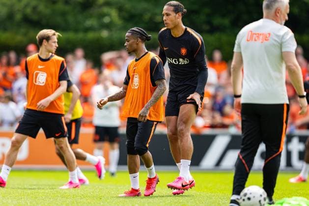 ZEIST - Crysencio Summerville and Virgil van Dijk during the farewell training of the Dutch national team, Nationalteam at the KNVB training complex, in preparation for the World Cup in the United States. SONNY LENSEN ANP xVIxANPxSportx xxANPxIVx 559753250 originalFilename: 559753250.jpg