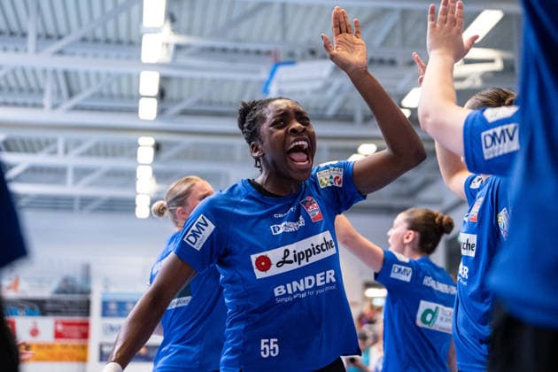 HSG Blomberg-Lippe (GER) vs. Borussia Dortmund (GER) Handball, 1. Handball Bundesliga Frauen, Finale, Spiel 3, 31.5.2026, Saision 2025 2026, Blomberg Farrelle Njinkeu (HSG Blomberg-Lippe, 55) klatscht ihre Mitspielerinnen ab beim Aufwaermen Blomberg Sporthalle an der Ulmenallee Deutschland