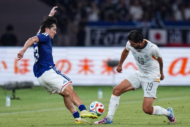 (260531) -- TOKYO, May 31, 2026 -- Nakamura Keito (L) of Japan vies with Mikael Egill Ellertsson of Iceland during a friendly football match between Japan and Iceland in Tokyo, Japan, on May 31, 2026. ) (SP)JAPAN-TOKYO-FOOTBALL-FRIENDLY-JAPAN VS ICELAND JiaxHaocheng 