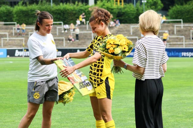 Dortmund, Deutschland: 31. Mai 2026 - Regionalliga West Frauen - 26. Spieltag - BVB Frauen vs. Vorwärts Spoho Köln Frauen Im Bild: v.li. die Zweite Jasmin Jabbes (BVB) wird von Geschäftsführerin Svenja Schlenker (BVB), rechts von ihr, verabschiedet Copyright: HMBxMedia MadeleinexFantini