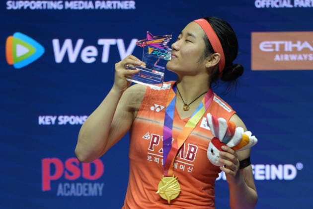 (260531) -- SINGAPORE, May 31, 2026 -- An Se Young poses for photos during the victory ceremony after the women s singles final match between An Se Young of South Korea and Yamaguchi Akane of Japan at the Singapore Badminton Open 2026 in Singapore on May 31, 2026. (Photo by Xinhua) (SP)SINGAPORE-BADMINTON-SINGAPORE OPEN-WOMEN S SINGLES-FINAL ThenxChihxWey 