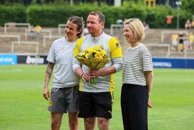 Dortmund, Deutschland: 31. Mai 2026 - Regionalliga West Frauen - 26. Spieltag - BVB Frauen vs. Vorwärts Spoho Köln Frauen Im Bild: v.li. der Zweite Co-Trainer Dustin Wurst (BVB) wird von Geschäftsführerin Svenja Schlenker (BVB), rechts von ihm, verabschiedet Copyright: HMBxMedia MadeleinexFantini