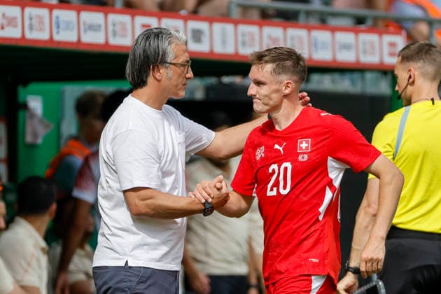 Murat Yakin (Schweiz, Trainer) und Michel Aebischer (Schweiz,20) , Schweiz, Fussball, Freundschaftsspiel, Schweiz vs. Jordanien, 31.05.2026, St. Gallen Kybunpark Hessen Schweiz Copyright: xGrantxHubbsx