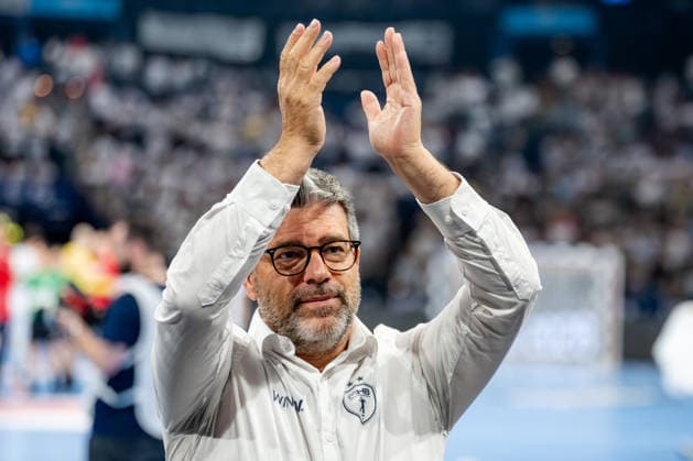 Hamburg, 31.05.2026, Handball, Herren, EHF European League Men 2025 26, Spiel um Platz 3, Montpellier HB - SG Flensburg-Handewitt Erick Mathe (Trainer Montpellier Handball) bedankt sich bei den Fans aus Montpellier