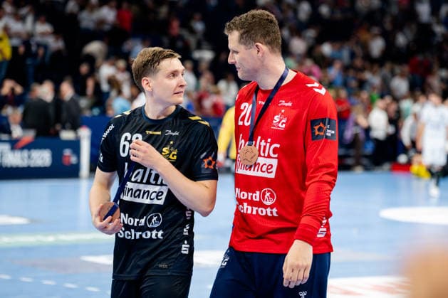 Hamburg, 31.05.2026, Handball, Herren, EHF European League Men 2025 26, Spiel um Platz 3, Montpellier HB - SG Flensburg-Handewitt Domen Novak (SG Flensburg-Handewitt, 63) und Kevin Moller (SG Flensburg-Handewitt, 20) mit Medaillen auf dem Weg in die Kabine