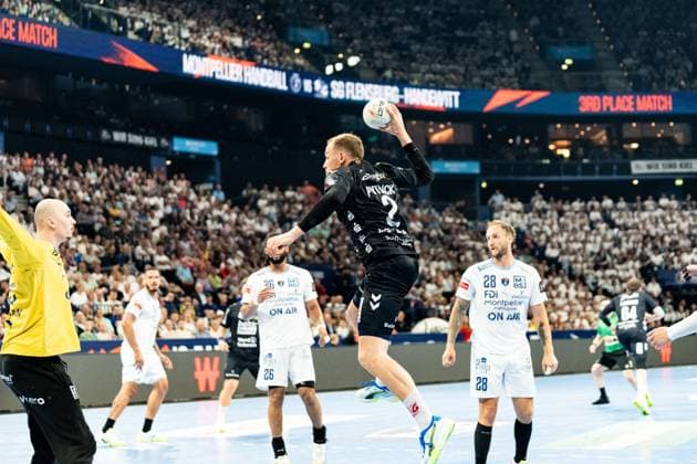 Simon Pytlick ( 2; SG Flensburg-Handewitt) springt hoch und zieht zum Wurf ab, während Valentin Porte ( 28; Montpellier HB) in der Abwehr steht. Das Spiel findet im Rahmen des 3rd Place Match statt, die Tribünen sind vollbesetzt. Simon Pytlick ( 2; SG Flensburg-Handewitt) beim Sprungwurf gegen Montpellier HB Copyright: xPhilippHeistx