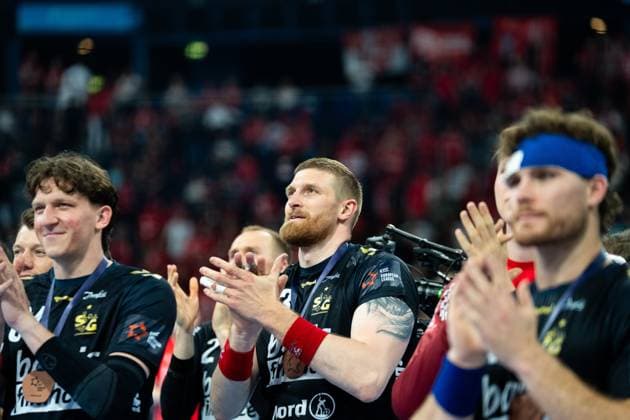 Spieler der SG Flensburg Handewitt, darunter Blaz Blagotinsek ( 43) und Lasse Møller ( 64), applaudieren mit Medaillen um den Hals. Im Hintergrund sind Zuschauer in der Arena zu sehen. Blaz Blagotinsek ( 43; SG Flensburg Handewitt) und Lasse Møller ( 64; SG Flensburg Handewitt) bei Siegerehrung Copyright: xPhilippHeistx