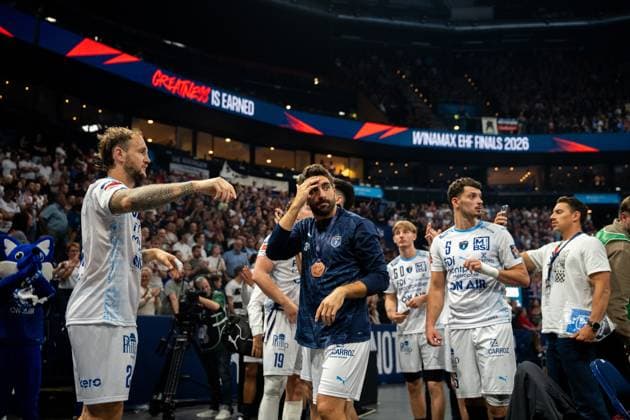 Spieler von Montpellier HB stehen nach dem Spiel bei der Siegerehrung der Winamax EHF Finals 2026 mit Bronzemedaillen auf dem Hals. David Balaguer Romeu ( 34), Kyllian Villeminot ( 5) und Noé Calbry ( 60) sind unter den sichtbaren Spielern. David Balaguer Romeu, Kyllian Villeminot und Noé Calbry bei der Siegerehrung der EHF Finals Copyright: xPhilippHeistx