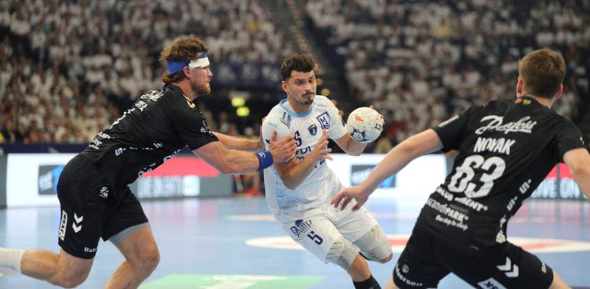 photo : am Ball Kyllian VILLEMINOT (Montpellier) gegen Johannes Golla (links , Flensburg) Handball Herren am So. 31.05.2026 Mens EHF European League , Final Four in Hamburg SG Flensburg - Montpellier HB Spiel um Platz 3