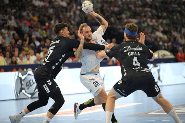 photo : Valentin PORTE gegen Johannes Golla und links ... Grgic (Flensburg) Handball Herren am So. 31.05.2026 Mens EHF European League , Final Four in Hamburg SG Flensburg - Montpellier HB Spiel um Platz 3