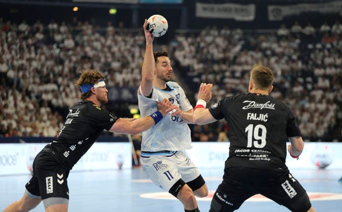 photo : Zvonimir SRNA (Montpellier) gegen Johannes Golla (links , Flensburg) Handball Herren am So. 31.05.2026 Mens EHF European League , Final Four in Hamburg SG Flensburg - Montpellier HB Spiel um Platz 3